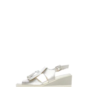 Sandalo con zeppa casual e accessorio frangia. Scolaro