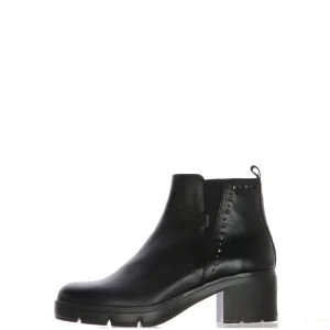 Stivaletto in pelle nera con borchioette tacco basso Fluchos