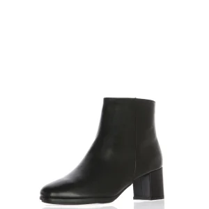 Stivaletto in pelle nera  con tacco Cinzia Soft