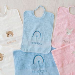 Set ricamato bavaglino + asciugamano